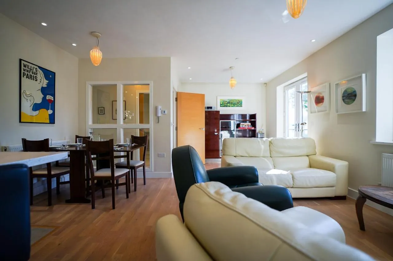 Hébergement de vacances Villa Royal Stuart Lane - Townhouse By The Bay With Parking à Cardiff Royaume-Uni